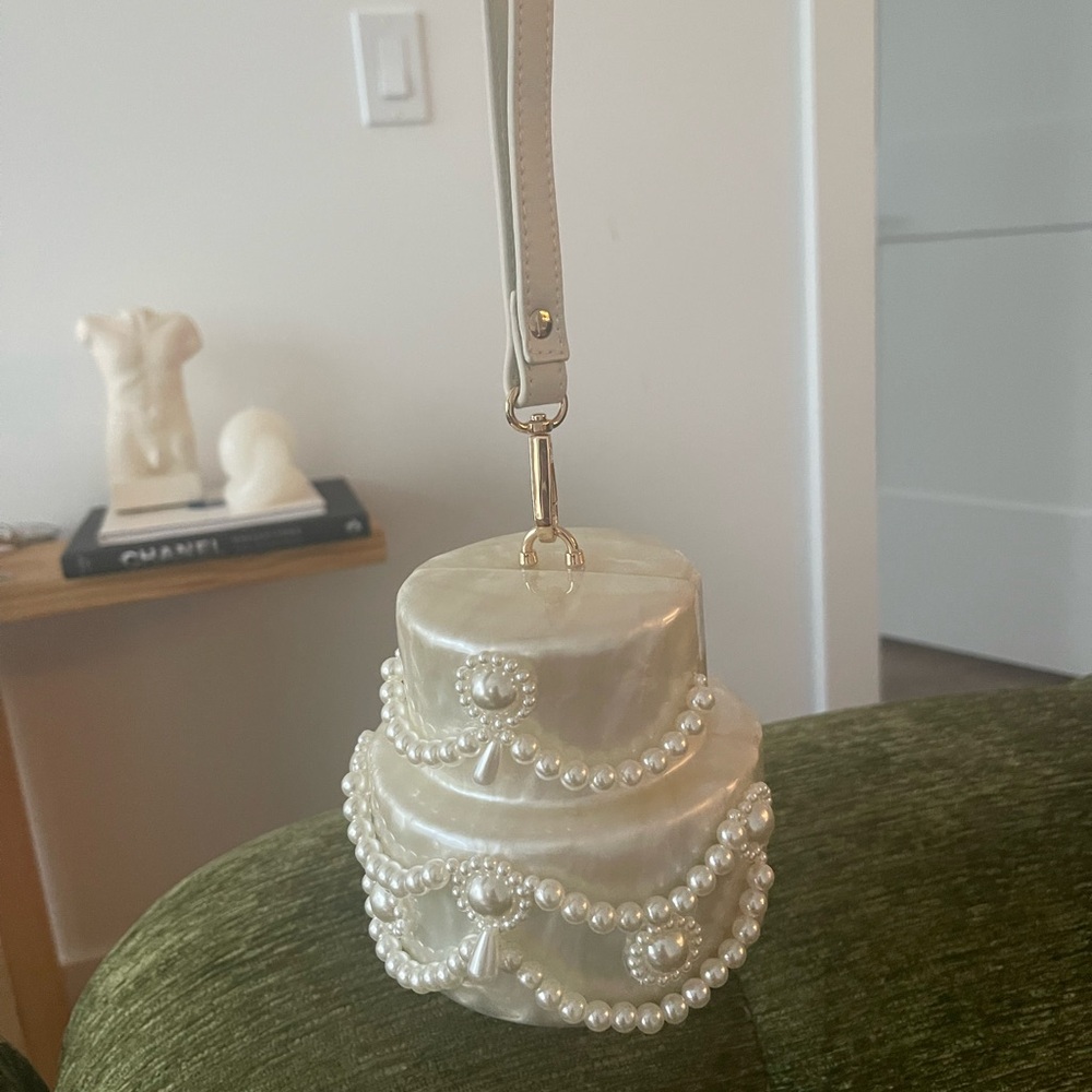 Stunning Wedding Party Pearl-Adorned Cake-Shaped Acrylic Bag clutch – Brand New